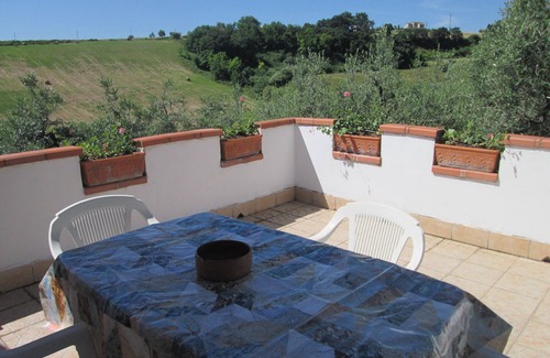 Massignano Apartment | Apartment for 2 people, 4 km from the sea, ideal for couples