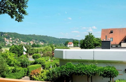 Laubegast Apartment | apartment for 4 people with kitchen & balcony, view of the Elbe & free Wi-Fi