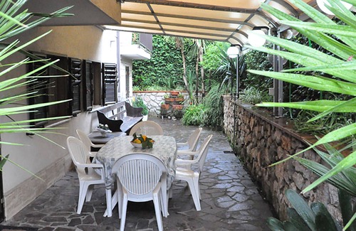 Gianola Apartment | Apartment for 5p, 45m2 ground floor with covered. Seating 1 parking place