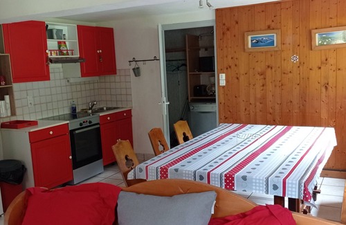 Flumet Apartment | Apartment for 8/10 people facing the slope