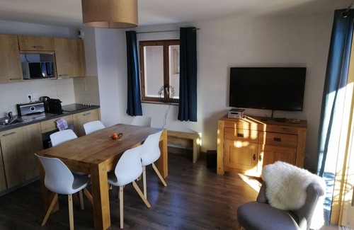 Doucy-Combelouviere House | Apartment in a family station