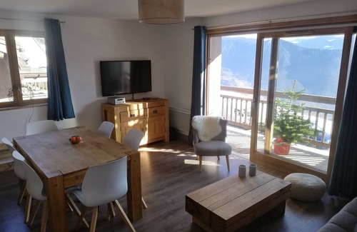 Doucy-Combelouviere House | Apartment in a family station