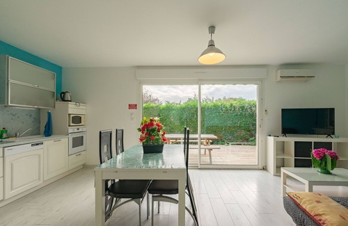Saint-Simon-de-Bordes Apartment | Apartment 'Le Clos Du Champ De L'Amour - Ile Madame' with Pool, Wi-Fi and Air Conditioning