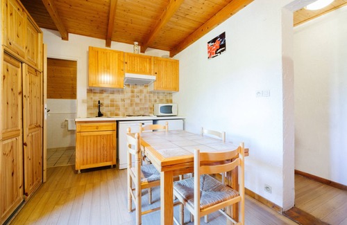 Saint-Sorlin-d'Arves Apartment | Apartment 'Appartement 8' with Mountain View, Shared Garden and Wi-Fi