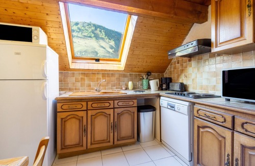 Saint-Sorlin-d'Arves Apartment | Apartment 'Appartement 10' with Mountain View, Shared Garden and Wi-Fi