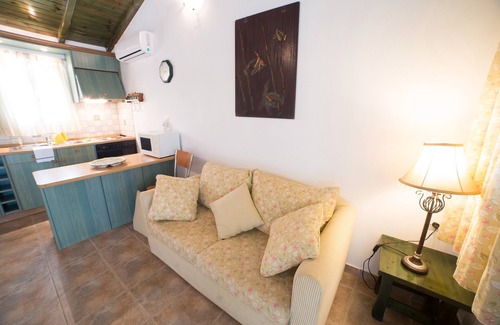 Ag. Georgios Apartment | Apartment 'Frini One-Bedroom' with Shared Pool, Wi-Fi and Air Conditioning
