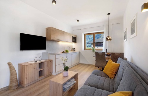 Lana Apartment | Apartment 'Fuchsberger A' with Mountain View, Wi-Fi and Air Conditioning