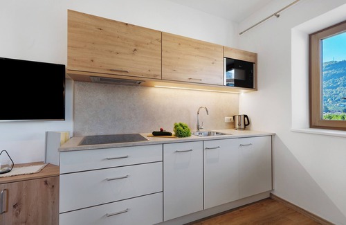 Lana Apartment | Apartment 'Fuchsberger A' with Mountain View, Wi-Fi and Air Conditioning