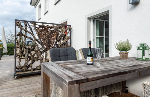 Salem Apartment | Apartment 'Gästehaus Wüpping 2' with Shared Terrace, Shared Garden and Wi-Fi