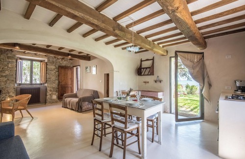 Castiglione d'Orcia Apartment | Apartment "Gemma Verde-Tavoleto" with Mountain View, Garden & Wi-Fi