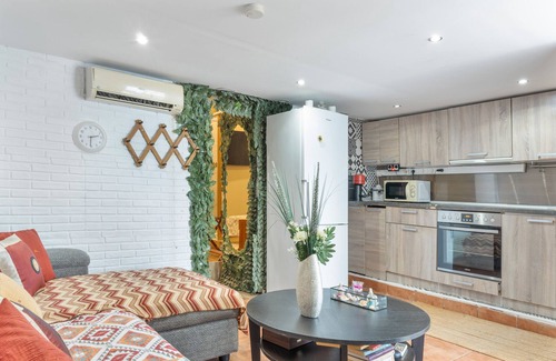Ormos Agiou Ioannou Apartment | Apartment 'Gabriela' with Balcony, Wi-Fi and Air Conditioning