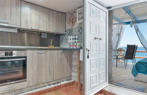 Ormos Agiou Ioannou Apartment | Apartment 'Gabriela' with Balcony, Wi-Fi and Air Conditioning