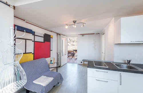 Toscolano Maderno Apartment | Apartment Garda Friends Mondrian with Lake Views, Garden & Wi-Fi