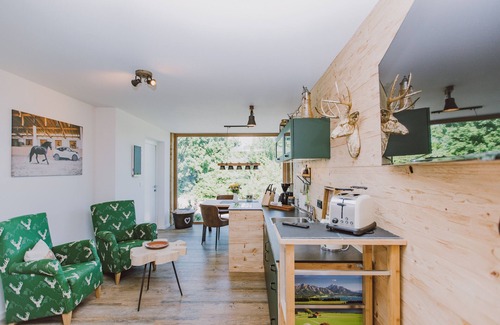 Germaringen Apartment | Apartment 'Garden - Guggi´s Emporeon Allgäu' with Shared Terrace, Wi-Fi and Air Conditioning