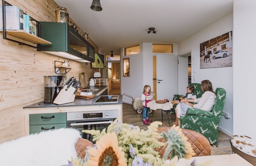 Germaringen Apartment | Apartment 'Garden - Guggi´s Emporeon Allgäu' with Shared Terrace, Wi-Fi and Air Conditioning