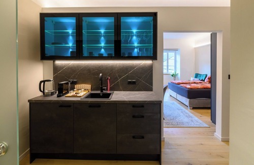 Gmuend in Kaernten Apartment | Apartment "Gasthof Alte Post - Top 5 Gt" with Mountain View & Wi-Fi