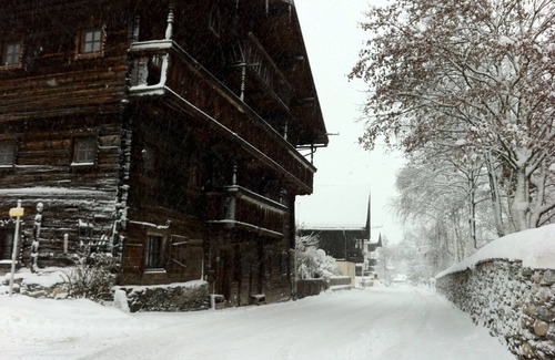Stuhlfelden Apartment | Apartment 'Geigerhaus 500 Jahre - A' with Mountain View, Shared Sauna & Wi-Fi