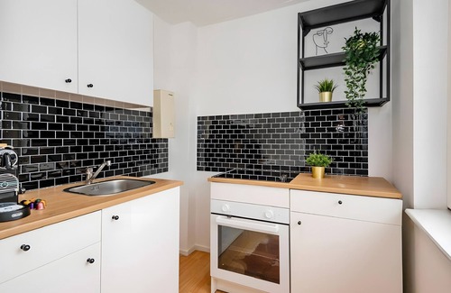 Oberhausen Apartment | Apartment 'Gemütliche Für 4 Personen' with Wi-Fi