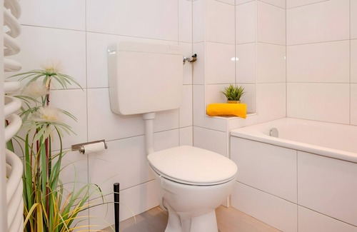 Oberhausen Apartment | Apartment 'Gemütliche Für 4 Personen' with Wi-Fi