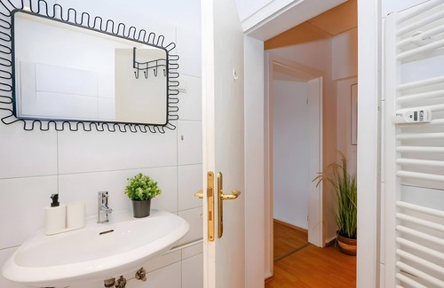 Oberhausen Apartment | Apartment 'Gemütliche Für 4 Personen' with Wi-Fi