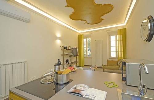 Gargnano Apartment | Apartment 'Gemhouse Ambra Garda Lake' 50 m from the lake, wi-fi and air conditioning
