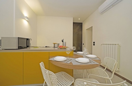 Gargnano Apartment | Apartment 'Gemhouse Ambra Garda Lake' 50 m from the lake, wi-fi and air conditioning