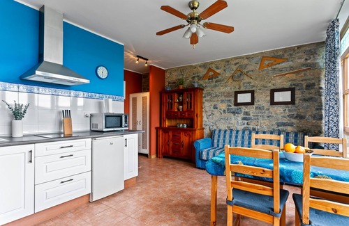 Tornon Apartment | Apartment 'Geometría' with Mountain View, Shared Terrace and Wi-Fi