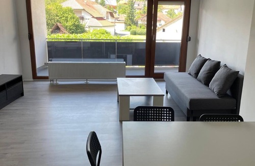Eschelbronn Apartment | Apartment 'Geräumige Ferienwohnung Eschelbronn' with Balcony and Wi-Fi