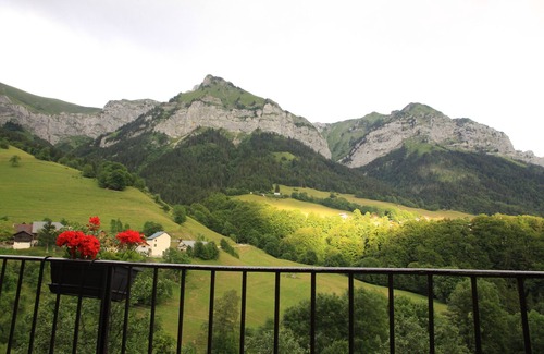 Montmin Apartment | Apartment 'Gite La Ferme' with Mountain View, Balcony and Wi-Fi