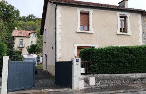 Decazeville Apartment | Apartment 'Gite 43' with Private Terrace, Shared Garden and Wi-Fi