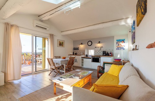 Mallemort Apartment | Apartment 'Gîte Durance' with Mountain View, Wi-Fi and Air Conditioning