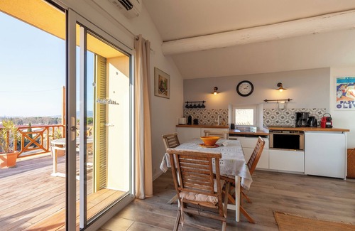 Mallemort Apartment | Apartment 'Gîte Durance' with Mountain View, Wi-Fi and Air Conditioning