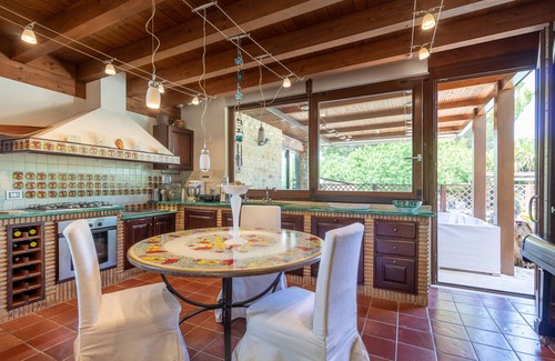 Caltagirone House | Apartment 'Giusa' with Shared Pool, Wi-Fi and Air Conditioning