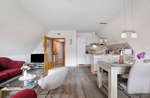 Suden Apartment | Apartment 'Große Ferienwohnung' with Shared Garden and Balcony