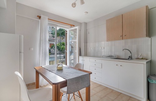 Poros Apartment | Apartment '- Ground Floor' with Shared Garden, Wi-Fi and Air Conditioning