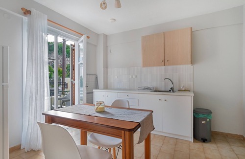 Poros Apartment | Apartment '- Ground Floor' with Shared Garden, Wi-Fi and Air Conditioning