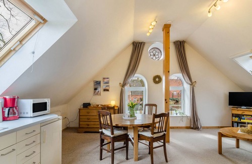 Oldersum Apartment | Apartment 'Gulfhof Oldersum Dachgeschoss' with Shared Terrace, Shared Garden and Wi-Fi