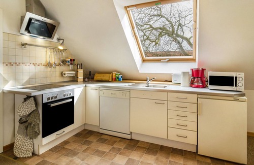 Oldersum Apartment | Apartment 'Gulfhof Oldersum Dachgeschoss' with Shared Terrace, Shared Garden and Wi-Fi