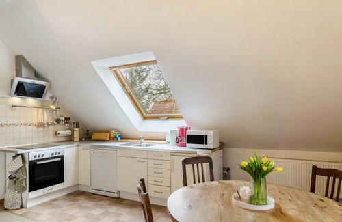 Oldersum Apartment | Apartment 'Gulfhof Oldersum Dachgeschoss' with Shared Terrace, Shared Garden and Wi-Fi