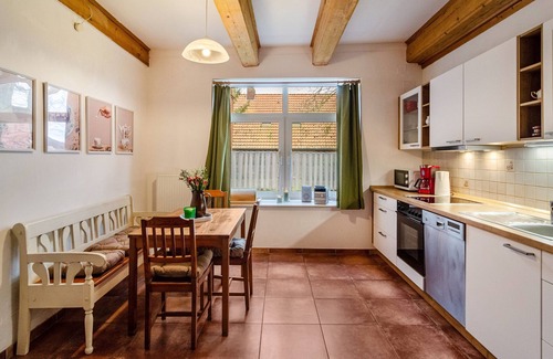 Oldersum Apartment | Apartment 'Gulfhof Oldersum Dachgeschoss' with Shared Terrace, Shared Garden and Wi-Fi