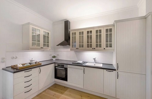 Gingst Apartment | Apartment 'Gut Rattelvitz - Parterre Mitte' with Sea View, Private Terrace and Wi-Fi