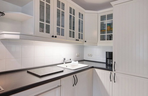 Gingst Apartment | Apartment 'Gut Rattelvitz - Galerie Mitte' with Sea View, Private Terrace and Wi-Fi