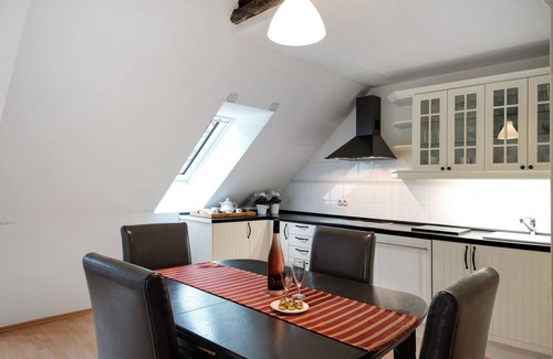 Gingst Apartment | Apartment 'Gut Rattelvitz - Galerie Mitte' with Sea View, Private Terrace and Wi-Fi