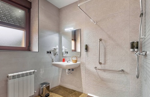 Ferreras de Abajo Bed & Breakfast | Apartment 'Habitacion 1 Adaptada' with Shared Pool, Shared Terrace and Wi-Fi
