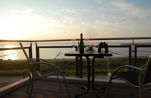 Glowe Apartment | Apartment harbor view