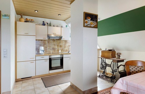 Hubertshofen Apartment | Apartment 'Haus Barbara' with Shared Garden, Balcony and Wi-Fi