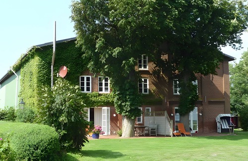 Hillgroven Apartment | Apartment 'Haus Mühlenhof 4' with Private Terrace, Shared Garden and Wi-Fi