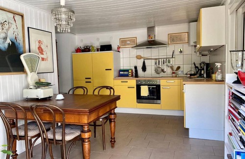 Sud House | Apartment 'Haus Mit Kunst' with Private Terrace, Shared Garden and Wi-Fi