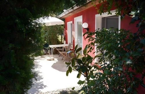 Sud House | Apartment 'Haus Mit Kunst' with Private Terrace, Shared Garden and Wi-Fi