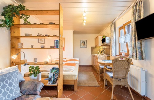 Emmerting Apartment | Apartment 'Haus Rosi und Werner' with Garden & Wi-Fi